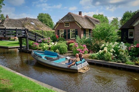 Private transfer from Amsterdam to Giethoorn with 2h Stop