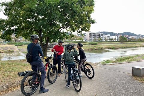 Recorrido en bicicleta eléctrica por Fushimi Inari y Gion por Kioto (recogida en el hotel incluida)