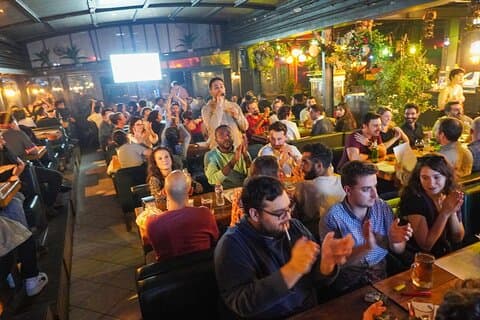 La serata più lunga di Istanbul / Quiz al pub (Inglese)