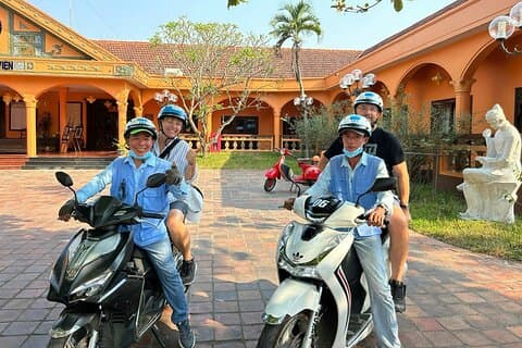 バイクの背に乗ってフエ島ツアー