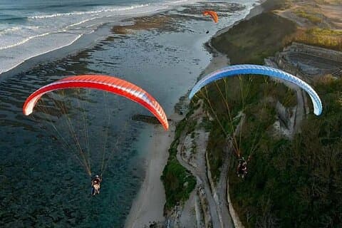 Erleben Sie Paragliding auf Bali mit professionellem Instruktor