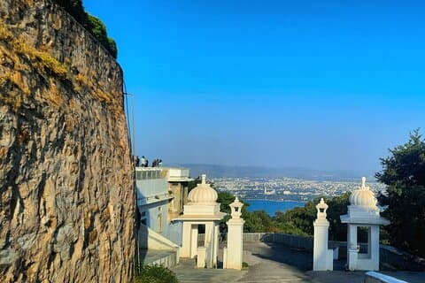 Transfer tur och retur till Sajjangarh Monsoon Palace med biljetter