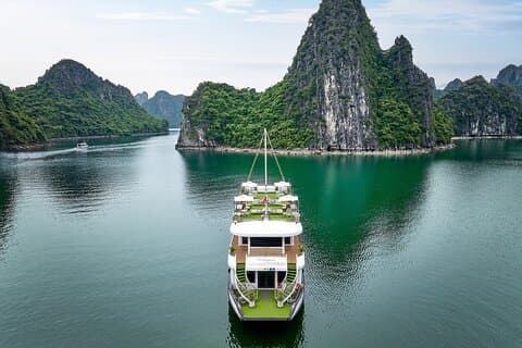 Explore a Baía de Halong com o Cruzeiro de Dia Premium Hercules a partir do porto