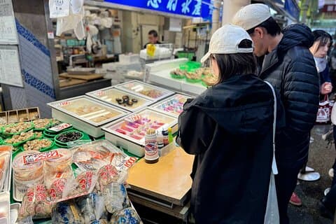 Kanazawa: Tour privato di 2 ore del mercato di Omicho con degustazioni