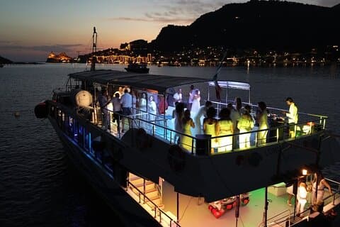 Sunset boat tour with aperitif