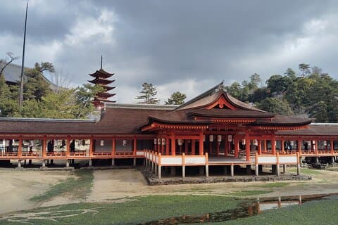 Itsukushima helgedomstur med lokal guide