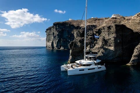 Crucero exclusivo en catamarán de medio día en Santorini con comida y barra libre