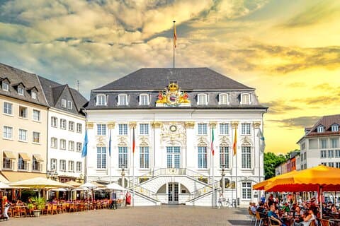 Transfer privato: Da Bruxelles per Bonn, 2h Sosta turistica a Liegi