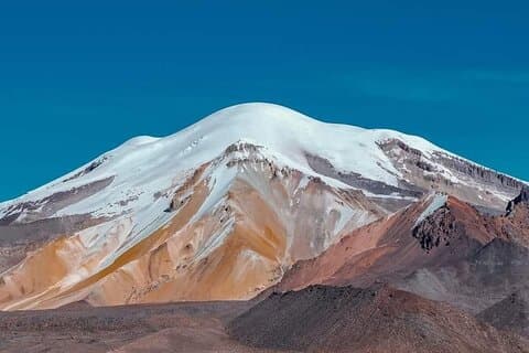コロプナ火山を登る6425メートル3日間の探検ツアー