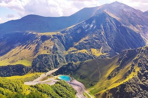 De Tbilisi para Kazbegi com 7 paradas, belas montanhas do Cáucaso