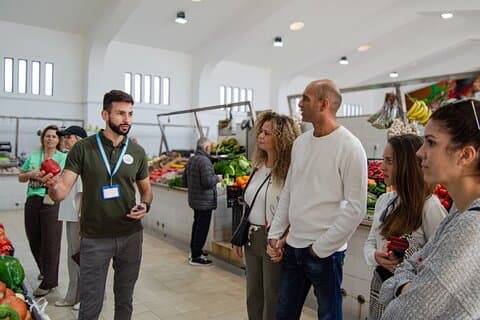 Albufeira: Un'esperienza locale con degustazione di cibi e negozi locali
