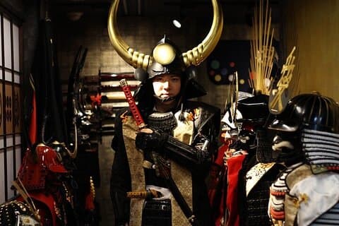 Esperienza di armatura samurai di Tokyo in uno studio fotografico