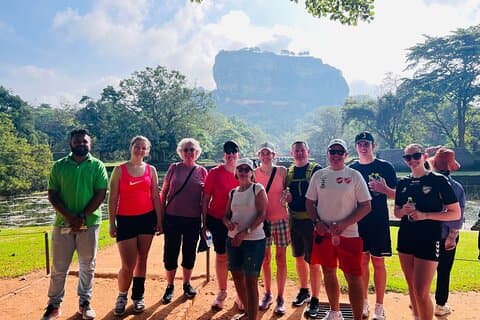 Sigiriya Rock Fortress and Dambulla Cave Tour com almoço (Grupo)
