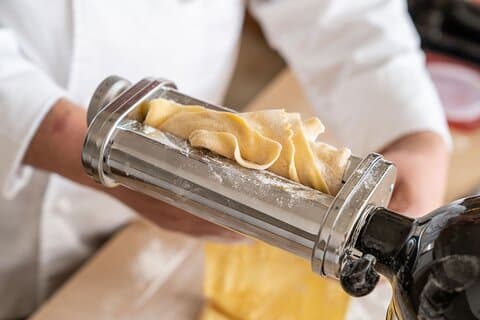 Spaß Pasta Making Class mit lokalem Chef in einer trendigen lokalen Taverne