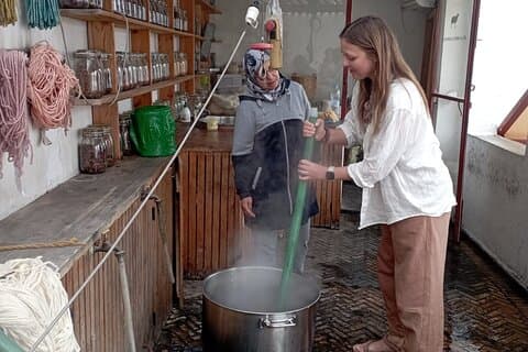 Expérience de l'atelier de teinture de laine naturelle de Fès avec Souk Visit