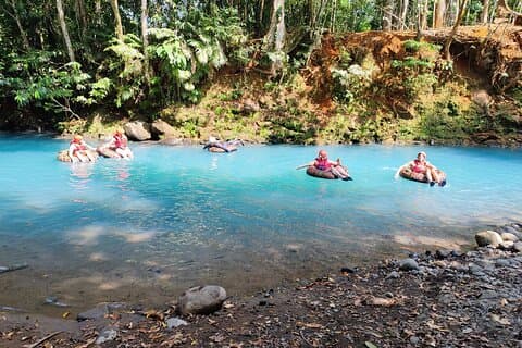 Tubing por el Río Celeste