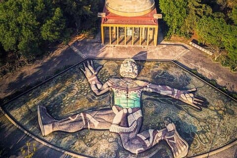 Kabelbaan in Chapultepec Pantheon en verborgen kunst van Cárcamo