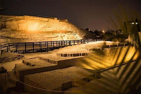 Historical and Mystical Lima: Night Tour and Dinner in Huaca Pucllana