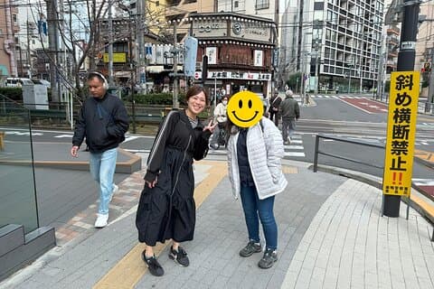 Sugamo-Rundgang und Takoyaki-Zubereitung in einem japanischen Haus