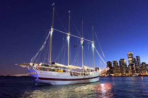 Naviga su Tall Ship Windy, unisciti a noi per la nostra "Chicago Skyline Sail"
