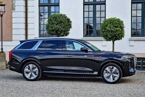 Paris Airport CDG Private Transfer by Luxury SUV Hongqi or MB Van