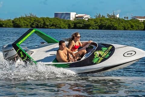 Conduire un hors-bord à pleine vitesse au lagon de Cancún