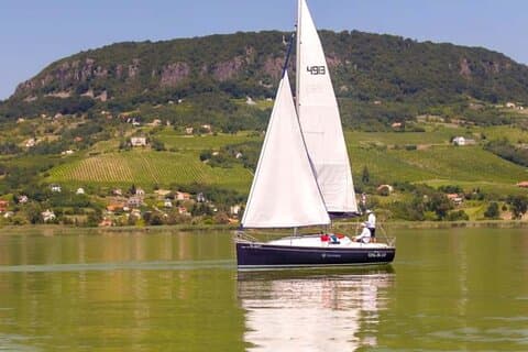 Escursione di un giorno in barca a vela e degustazione di vini al Lago Balaton