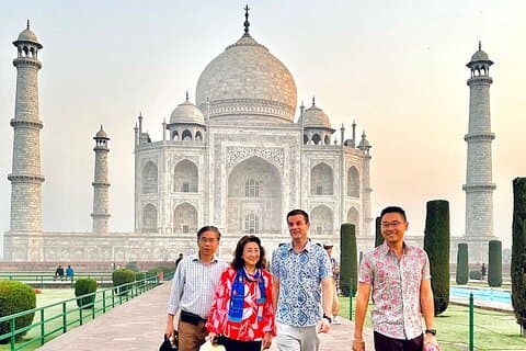 Agra: Fast-Track Taj Mahal entré billet + valgfri guidet tur