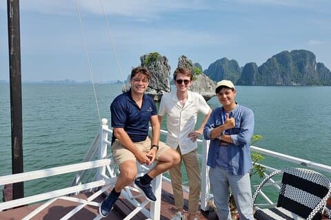 Excursão de 4 horas em Halong Bay com Kayak & Thien Cung Cave Exploration