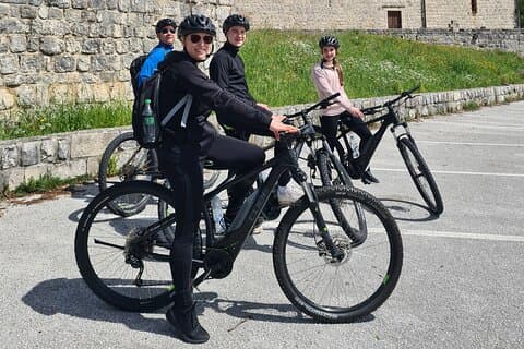 E-Bike Tour + Snack Gourmet + Cata de Vinos (Grupo Reducido)