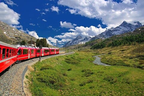 Vanuit Milaan: Bernina Rode Trein en rondleiding door St. Moritz