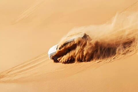 Abu Dhabi : Ökensafari, kamelritt, liveshower och grillmiddag