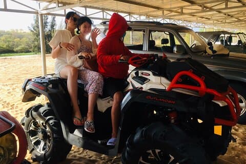 Eine Mui Ne Gruppe mit Jeep Tour und Quad Bike ATV mit Fahrer