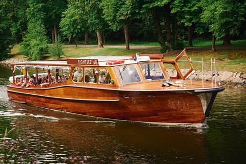 Stockholm Archipel Tour mit klassischem Holzboot mit Guide