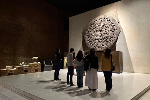Museu Nacional de Antropologia com guia no local.