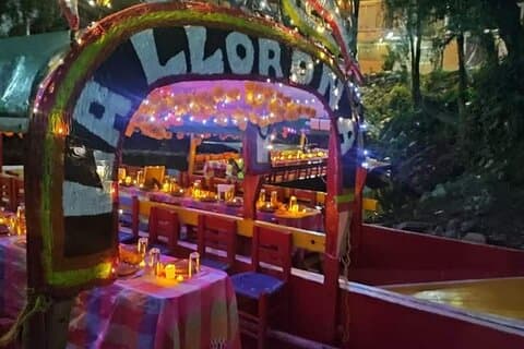 Nattlig båttur till de dödas dag i Xochimilco med middag och dryck