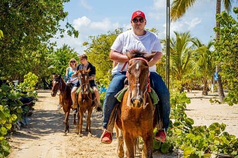 Passeio de buggy e cavalo no Rio Punta Cana