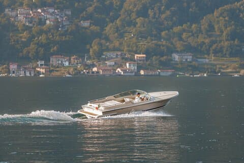 Excursión privada en barco por el Lago de Como