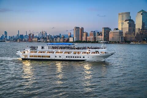 NYC Sunset Cruise com DJ, Skyline e Estátua da Liberdade