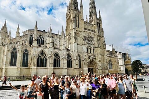 Best : Bordeaux walking tour in Eng + Glass of Wine (Tip based)