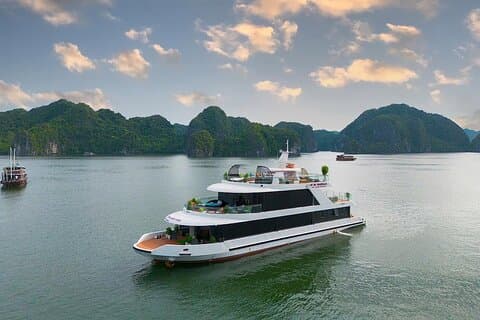 CatBa : Adembenemende Lan Ha Bay zonsondergang op D’Charme luxe cruise