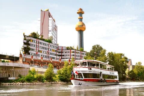 Stadtrundfahrt auf dem Donaukanal