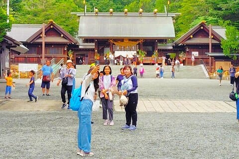 Sapporo : Hokkaido Schrein Tour mit Ritualen, Geschichte & Süßigkeiten