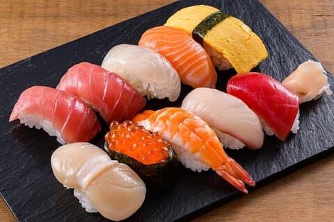 Hænder på sushi gør klasse i Shinjuku