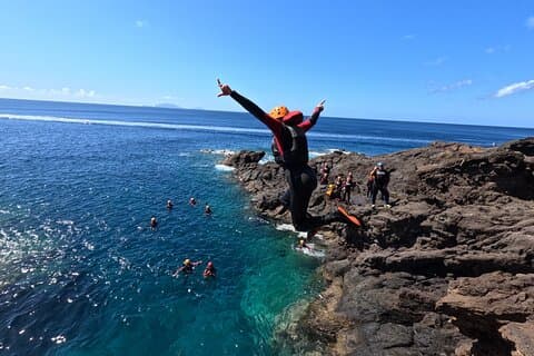 Coasteering Tour - Cliff jumping, svømning, scrambling.