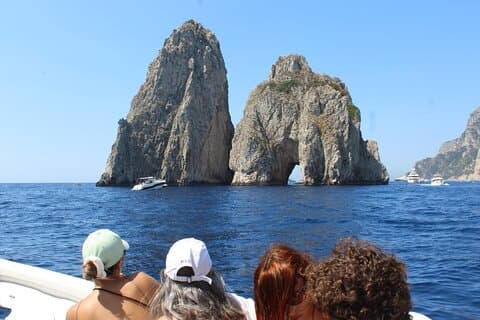 Eksklusiv bådtur fra Capri med swim stop og aperitif