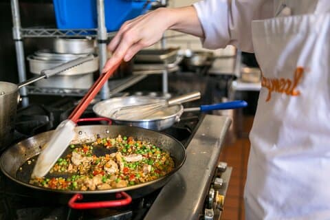 Excursão ao mercado e Paella cozinhando com vinho no centro de Barcelona