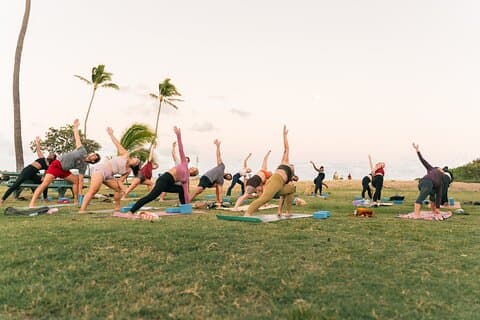 Classe de yoga ao ar livre