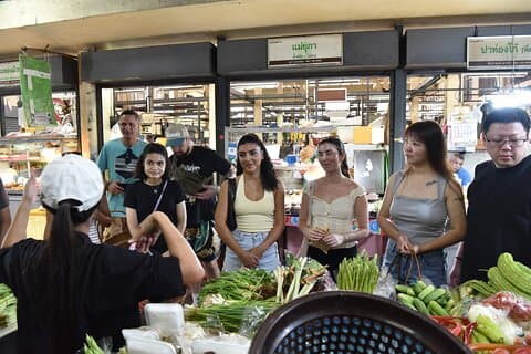 Hånd på thailandsk matlagingsklasse og markedstur i Sathon, Bangkok