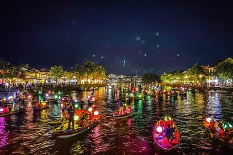Hoi An Ancient Town Walking & Lantern Boat Tour with Local Food